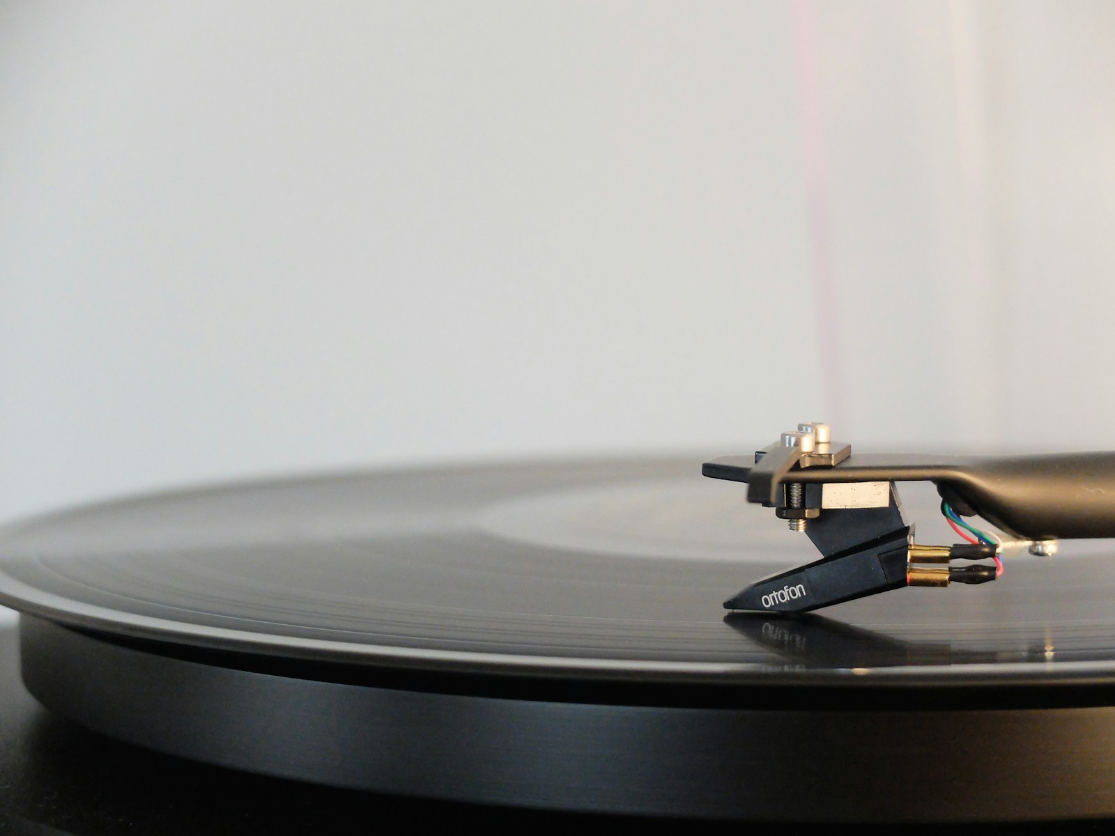 round black vinyl disc on vinyl player